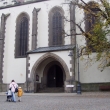 Hlavn vchod z nmst Jana iky do dkamskho kostela.